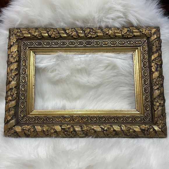 Vintage Colonial Style Ornate Gold Guild Frame - Picture 2 of 6